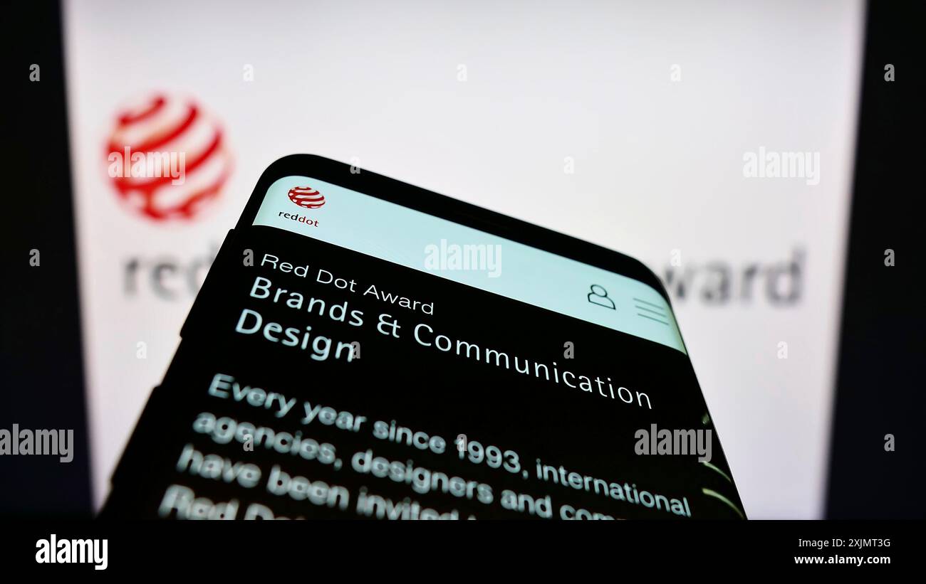 Stuttgart, 15.10.2022: Smartphone mit Webseite des deutschen internationalen Red Dot Design Awards auf dem Bildschirm vor dem Logo. Konzentrieren Sie sich auf Stockfoto