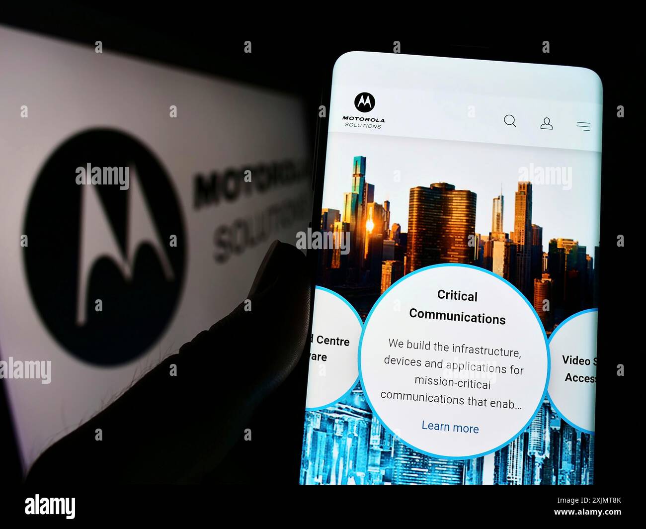 Stuttgart, 15.10.2022: Person, die ein Mobiltelefon hält, mit Webseite des US-amerikanischen Unternehmens Motorola Solutions Inc. Auf dem Bildschirm vor dem Firmenlogo. Stockfoto