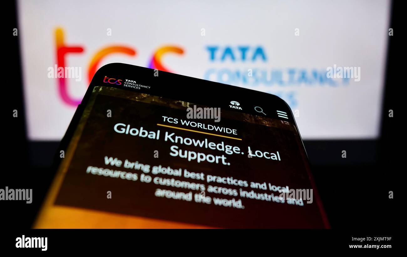 Stuttgart, 21.10.2022: Mobiltelefon mit Website des indischen Unternehmens Tata Consultancy Services (TCS) auf dem Bildschirm vor dem Logo. Konzentrieren Sie sich auf Stockfoto
