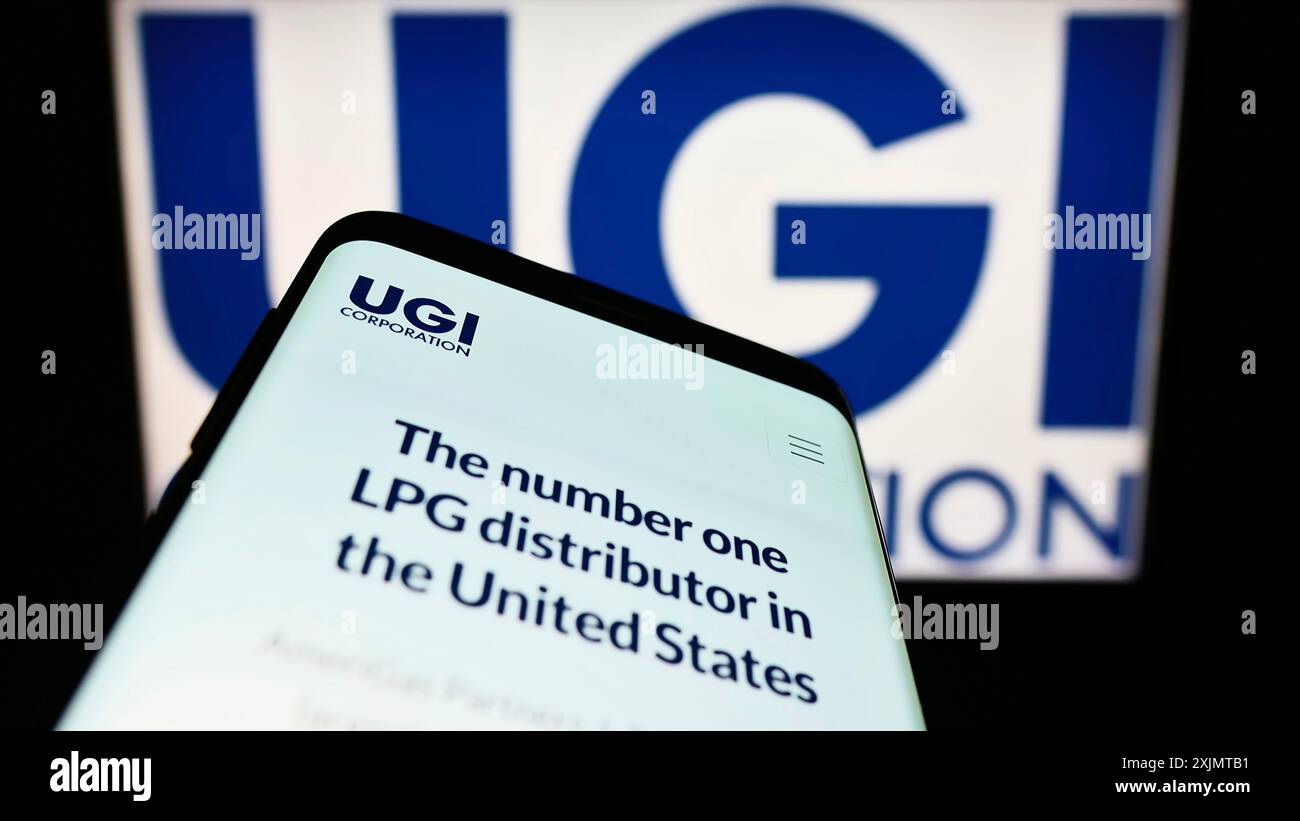 Stuttgart, 18.10.2022: Mobiltelefon mit Website des US-Energieunternehmens UGI Corporation auf dem Bildschirm vor dem Geschäftslogo. Fokus oben links Stockfoto