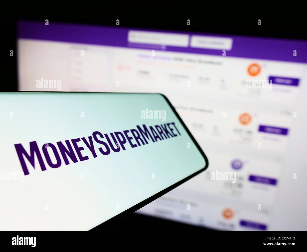 Stuttgart, 24.10.2022: Smartphone mit Logo des britischen Unternehmens Moneysupermarket.com Group PLC auf dem Bildschirm vor der Website. Konzentrieren Sie sich auf Stockfoto