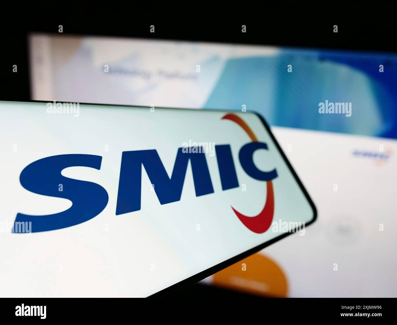 Stuttgart, Deutschland, 11-30-2022: Smartphone mit Logo von Semiconductor Manufacturing International Corp. (SMIC) auf dem Bildschirm vor der Website. Fokus Stockfoto