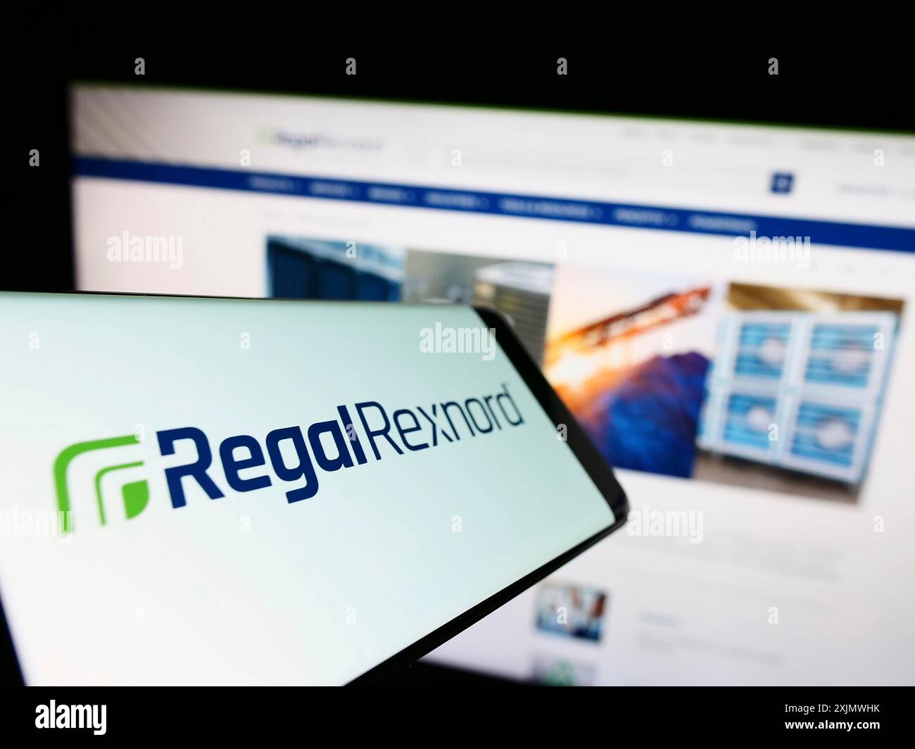 Stuttgart, Deutschland, 12.02.2022: Mobiltelefon mit Logo des US-amerikanischen Elektromotorenunternehmens Regal Rexnord Corporation auf dem Bildschirm vor der Website. Konzentrieren Sie sich auf Stockfoto