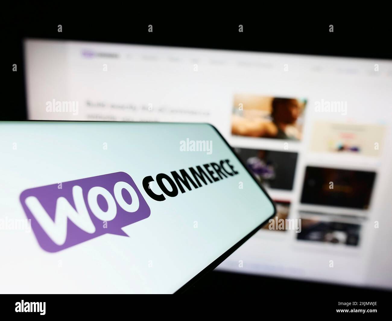 Stuttgart, Deutschland, 12.02.2022: Smartphone mit Logo der Open-Source-E-Commerce-Lösung WooCommerce auf dem Bildschirm vor der Business-Website. Konzentrieren Sie sich auf Stockfoto