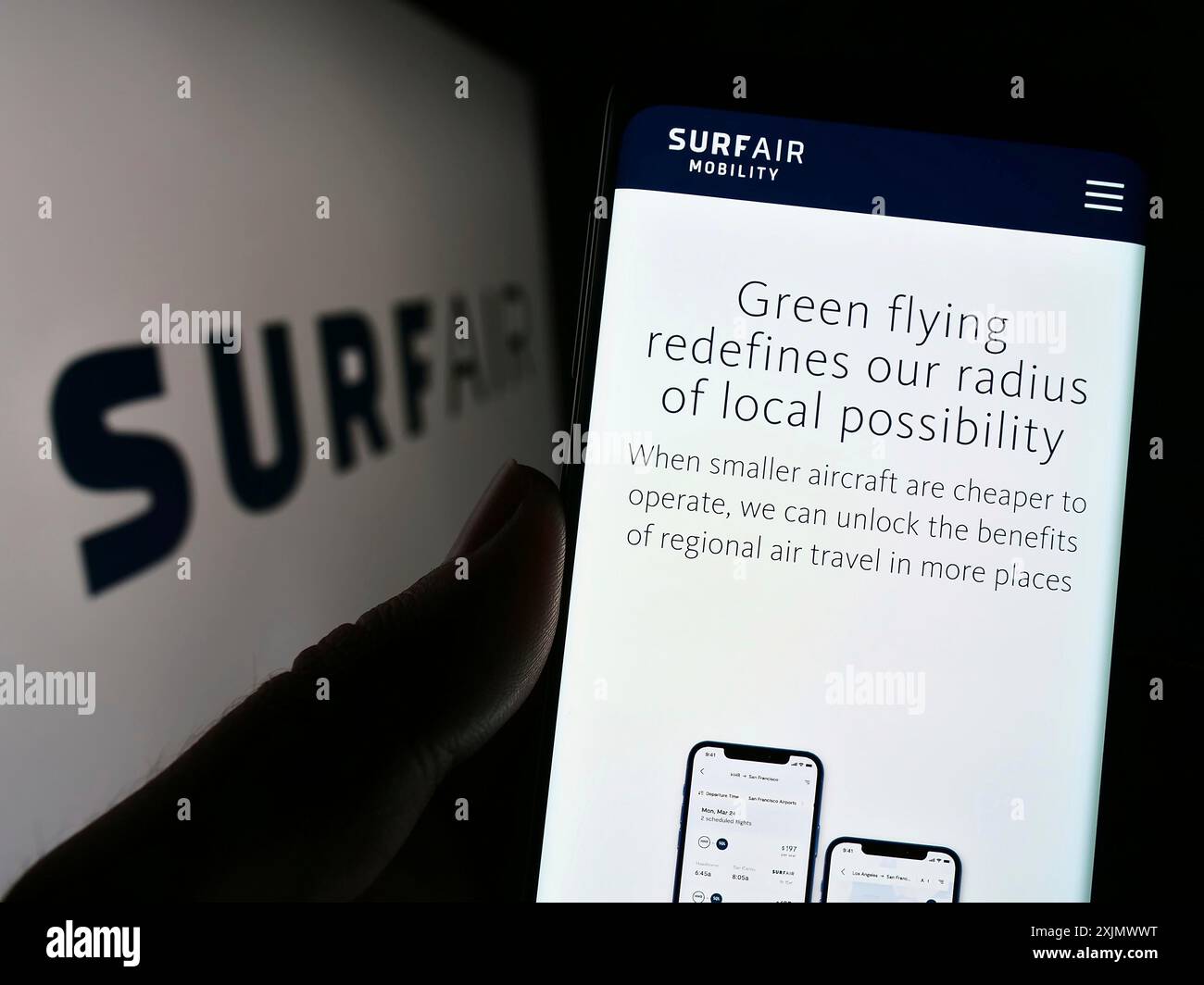 Stuttgart, Deutschland, 12.04.2022: Person, die ein Mobiltelefon hält, mit Webseite des US-Luftfahrtunternehmens Surf Air Mobility auf dem Bildschirm vor dem Logo. Konzentrieren Sie sich auf Stockfoto