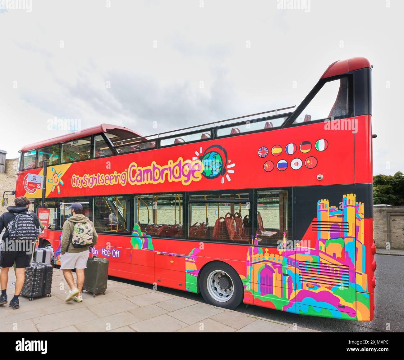 Reisende neben dem Hop-on-Hop-off-roten Doppeldeckerbus mit offenem Oberdeck, Cambridge, England. Stockfoto