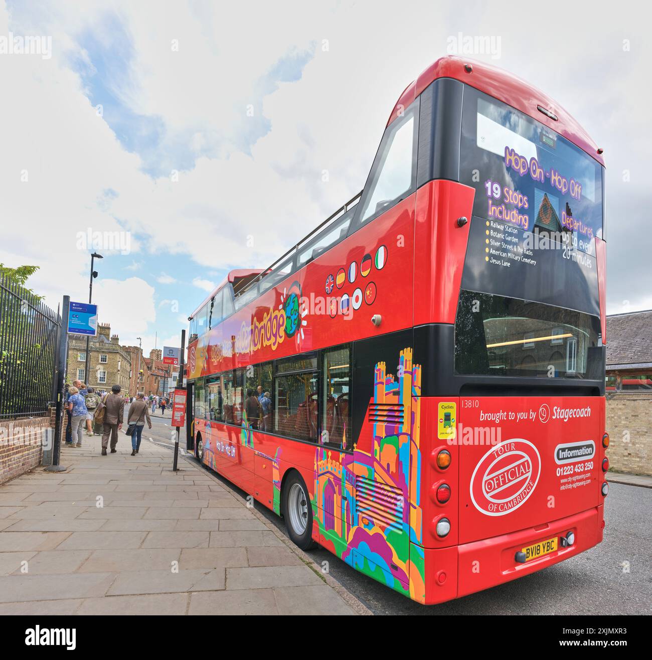 Roter Doppeldeckerbus mit offenem Oberdeck, Cambridge, England. Stockfoto