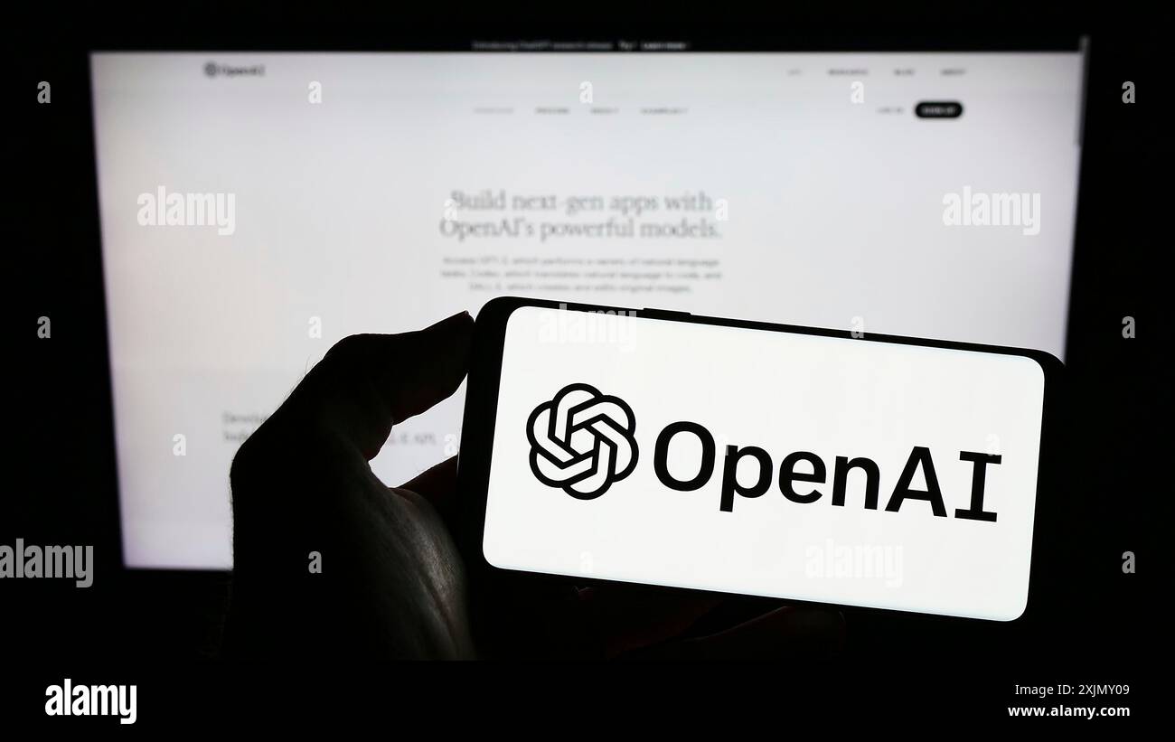 Stuttgart, 29.12.2022: Person, die ein Mobiltelefon mit dem Logo des amerikanischen Künstlichen Intelligenz-Unternehmens OpenAI LLC auf dem Bildschirm hält Stockfoto