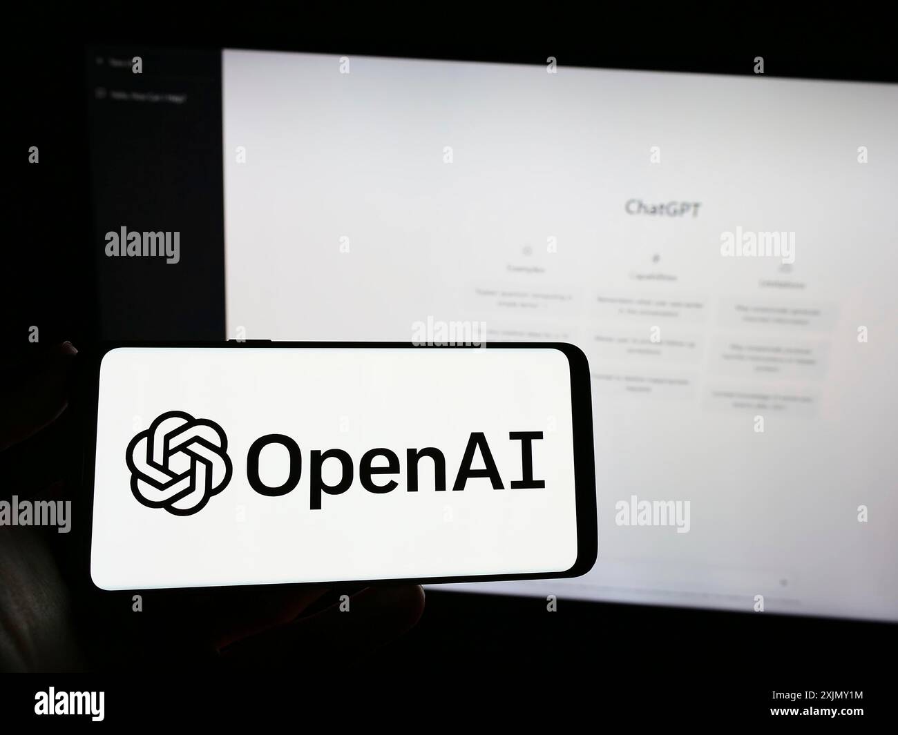 Stuttgart, Deutschland, 29.12.2022: Person, die ein Smartphone mit dem Logo des US-amerikanischen Unternehmens für künstliche Intelligenz OpenAI LLC auf dem Bildschirm vor der Website hält. Stockfoto