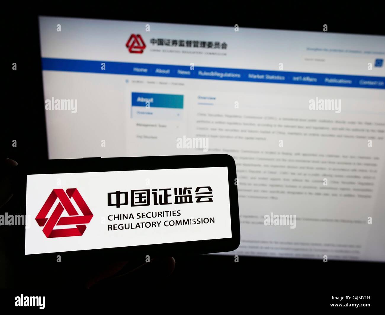 Stuttgart, Deutschland, 29.12.2022: Person, die ein Smartphone mit dem Logo der China Securities Regulatory Commission (CSRC) auf dem Bildschirm vor der Website hält. Stockfoto