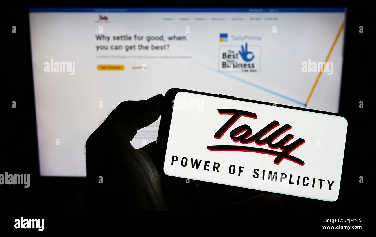 Stuttgart, Deutschland, 12.30.2022: Person, die ein Mobiltelefon mit dem Logo des Softwareunternehmens Tally Solutions Pvt. Ltd. Auf dem Bildschirm vor dem Geschäft hält Stockfoto