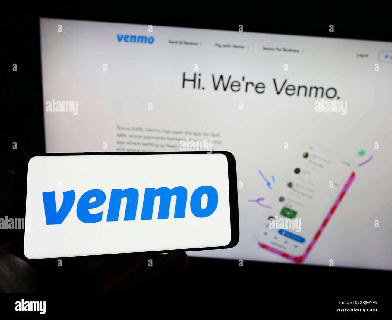 Stuttgart, Deutschland, 12-31-2022: Person, die ein Mobiltelefon mit dem Logo des mobilen Zahlungsdienstes Venmo auf dem Bildschirm vor der Business-Webseite hält. Fokus Stockfoto
