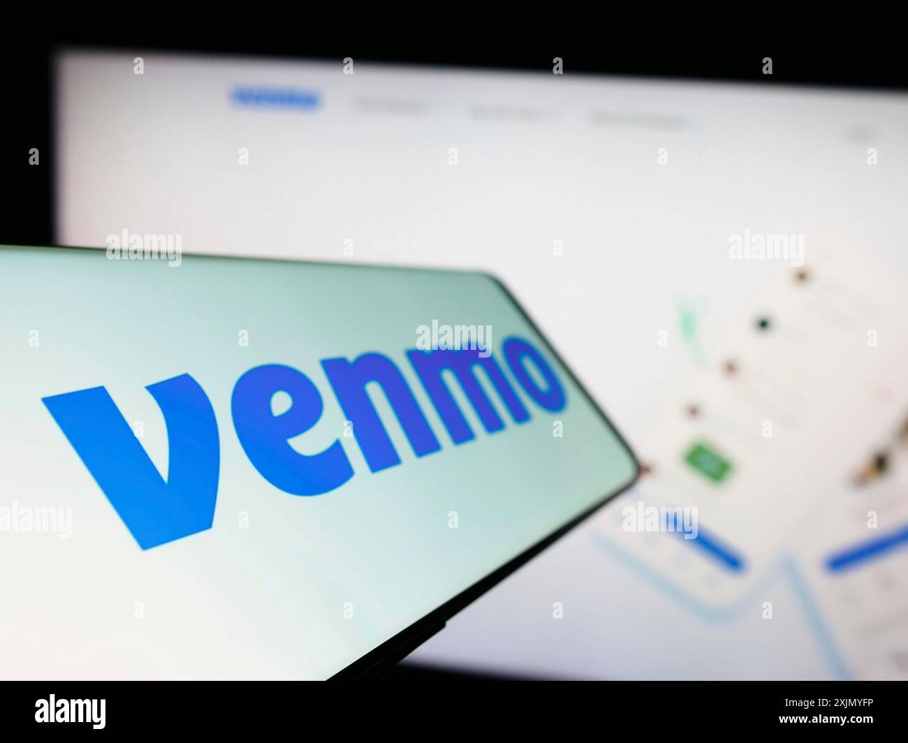 Stuttgart, Deutschland, 12-31-2022: Mobiltelefon mit Logo des mobilen Bezahldienstes Venmo auf dem Bildschirm vor der Business-Website. Fokussiere dich links vom Telefon Stockfoto