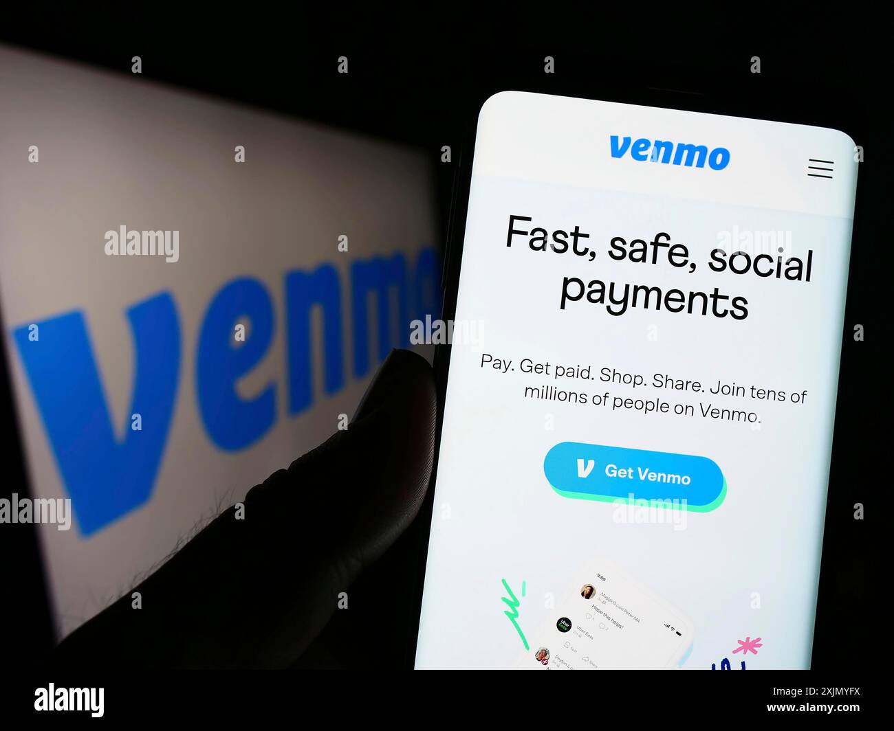 Stuttgart, Deutschland, 12-31-2022: Person, die ein Mobiltelefon hält, mit Webseite des mobilen Zahlungsdienstes Venmo vor dem Firmenlogo. Konzentrieren Sie sich auf Stockfoto