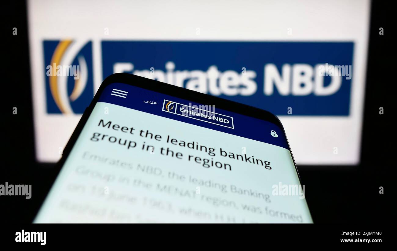 Stuttgart, Deutschland, 01.07.2023: Smartphone mit Website des Finanzunternehmens Emirates NBD Bank PJSC auf dem Bildschirm vor dem Geschäftslogo. Konzentrieren Sie sich auf Stockfoto