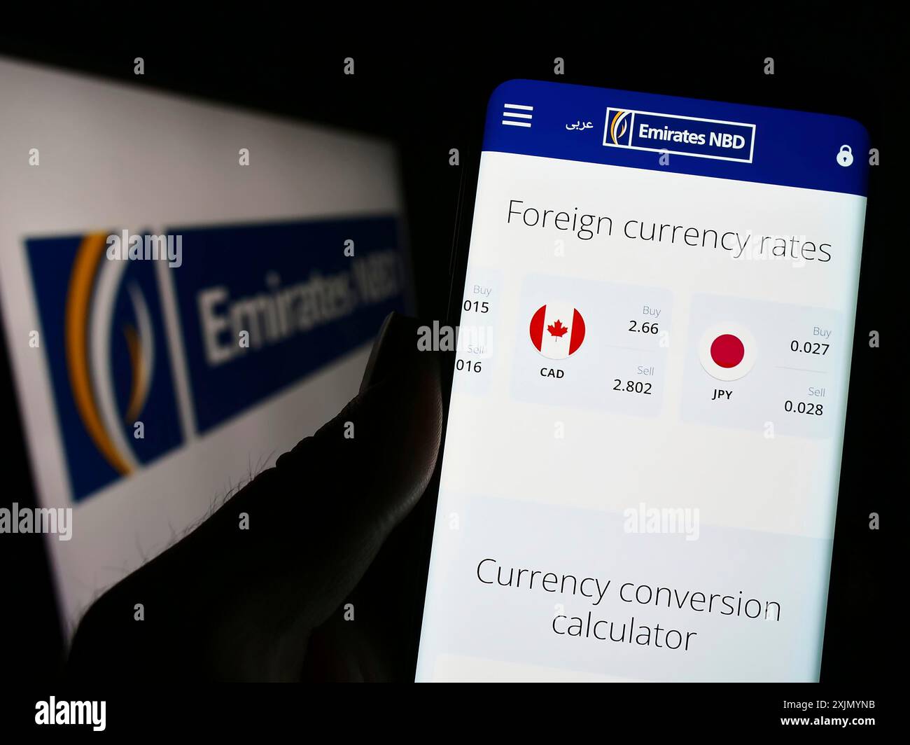 Stuttgart, Deutschland, 01.07.2023: Person, die ein Mobiltelefon hält, mit Webseite der Emirates NBD Bank PJSC vor dem Logo auf dem Bildschirm. Fokus Stockfoto