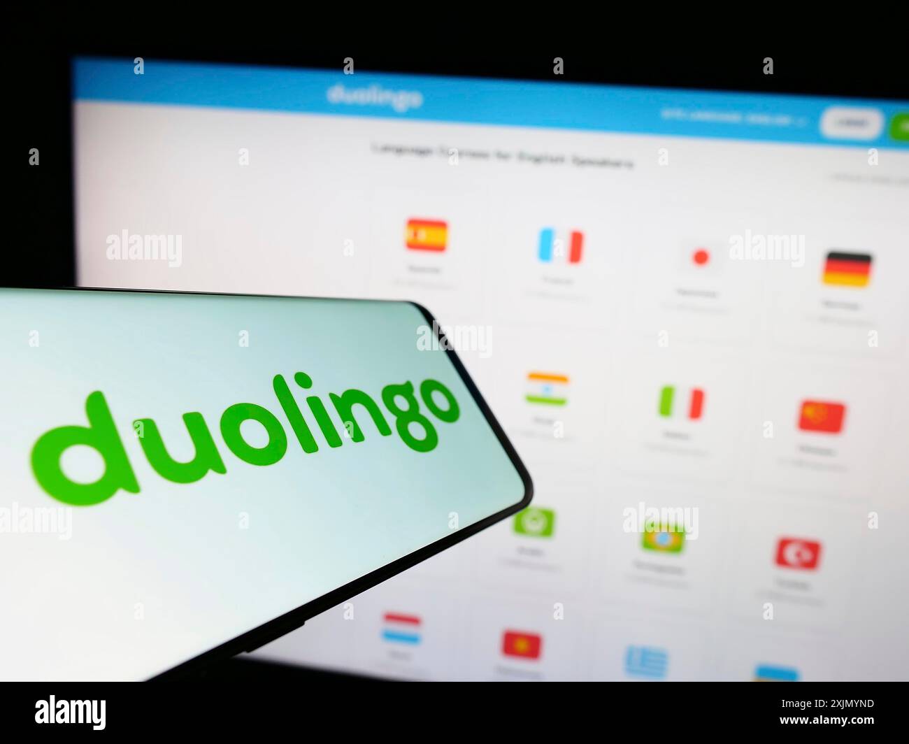 Stuttgart, Deutschland, 01.07.2023: Smartphone mit Logo des Bildungstechnologie-Unternehmens Duolingo Inc. Auf dem Bildschirm vor der Website. Konzentrieren Sie sich auf Stockfoto