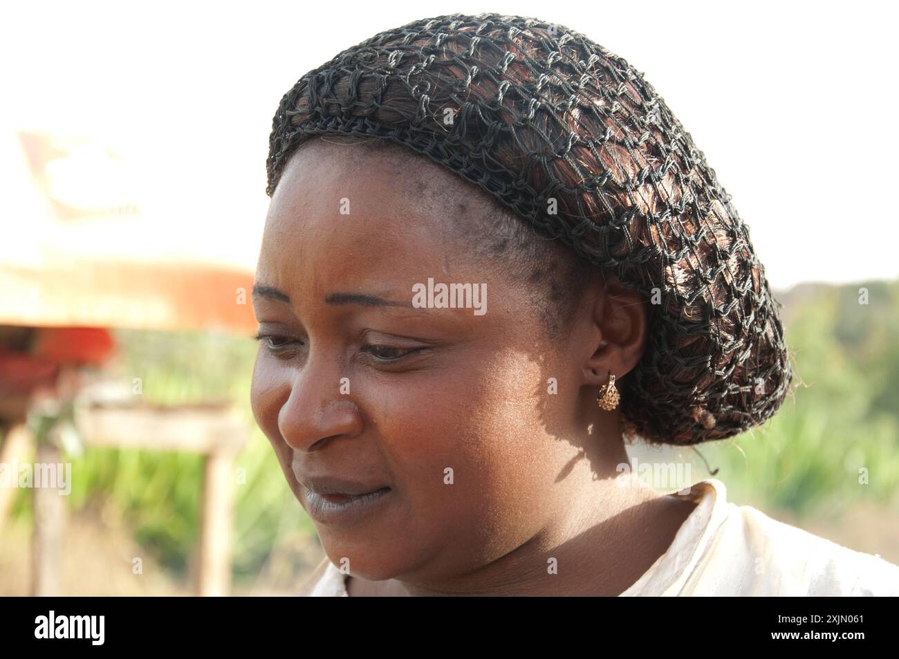 Afrikanerin mit Kopfschmuck, Kaduna State, Nigeria, Afrika. Sehr ausdrucksstarkes Gesicht, zärtlicher Ausdruck. Stockfoto