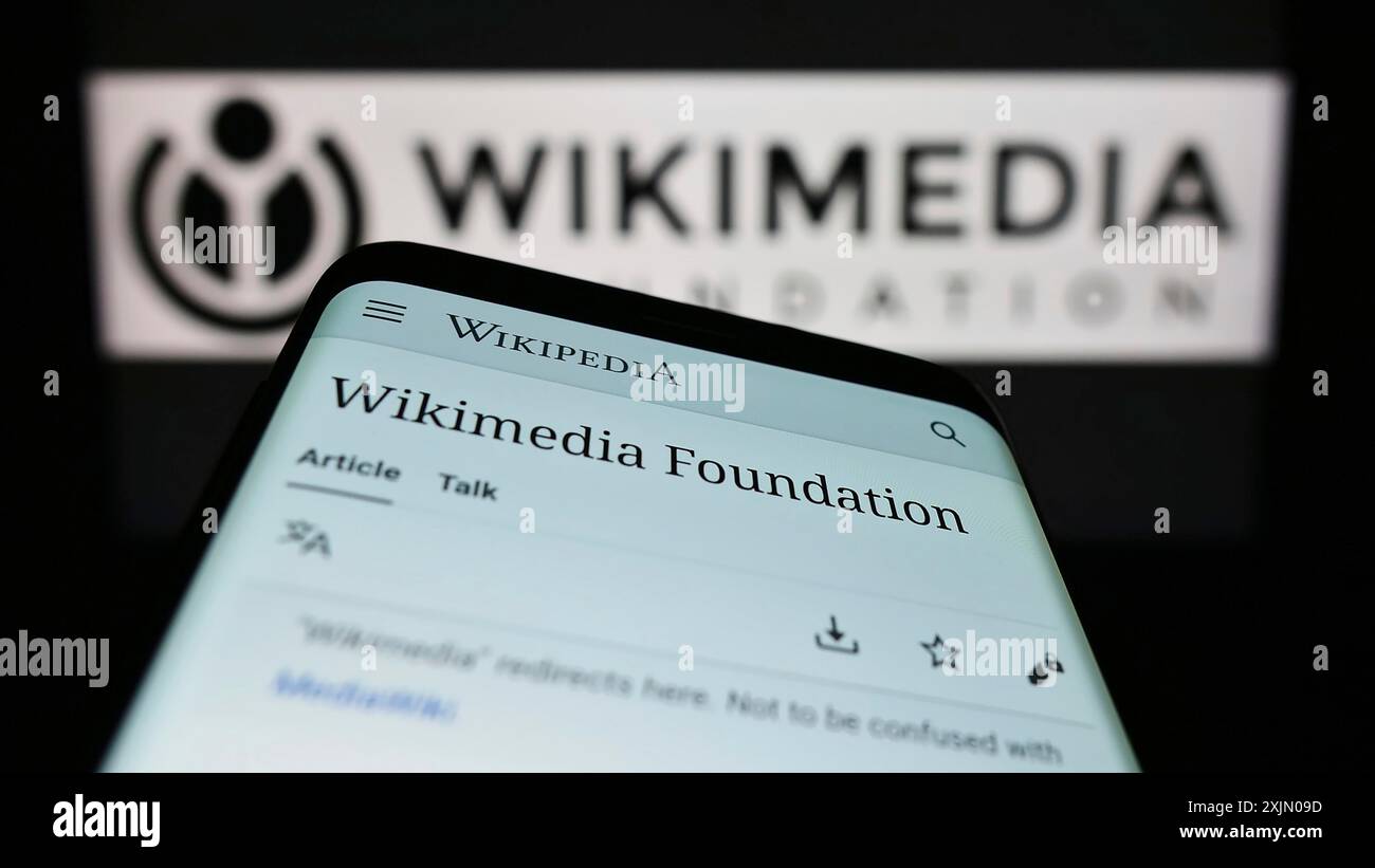 Stuttgart, Deutschland, 01-08-2023: Smartphone mit Website der Wikimedia Foundation Inc. (Wikipedia) vor dem Logo. Fokus oben links von Stockfoto