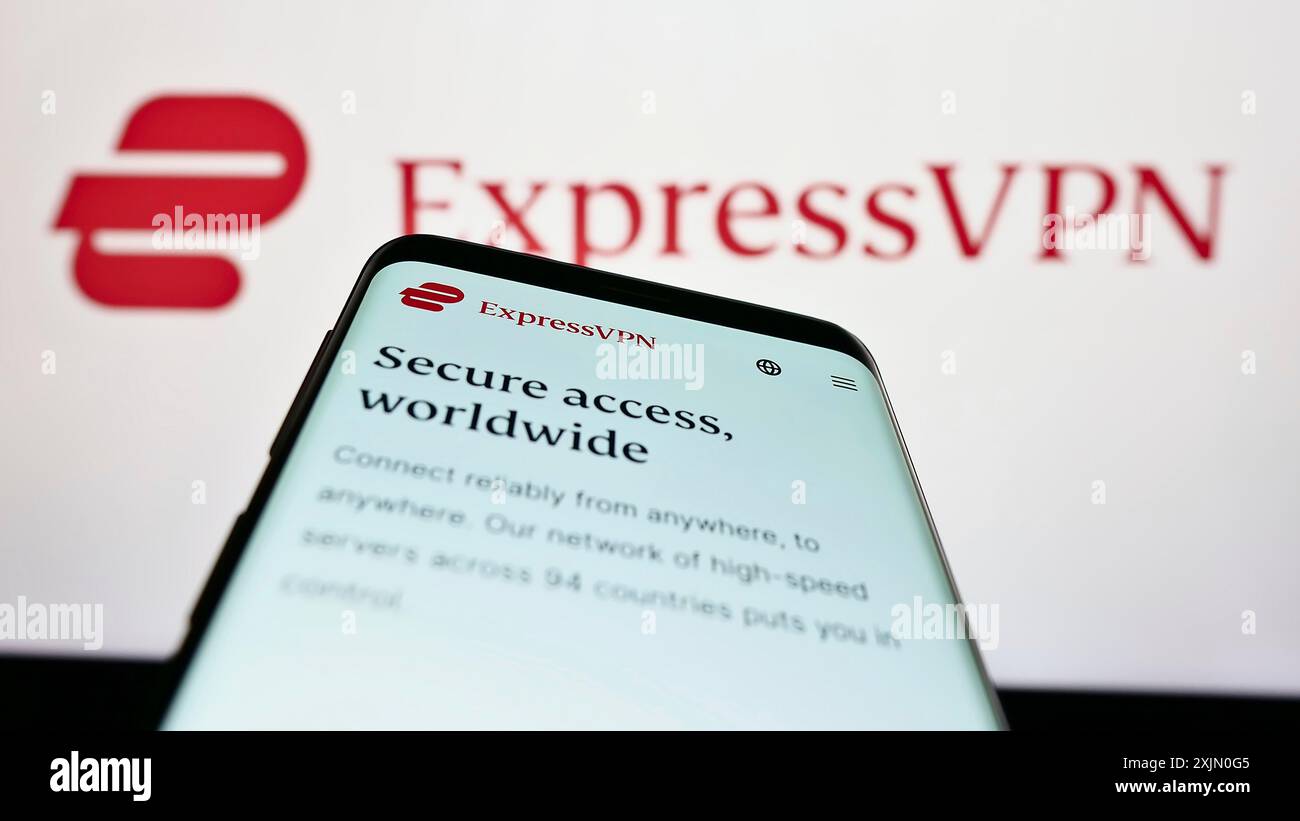 Stuttgart, Deutschland, 14.01.2023: Mobiltelefon mit Webseite des VPN-Serviceunternehmens ExpressVPN auf dem Bildschirm vor dem Business-Logo. Fokus oben links von Stockfoto