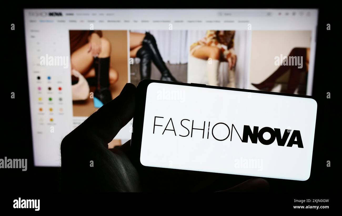 Stuttgart, Deutschland, 14.01.2023: Person, die ein Smartphone mit dem Logo des US-amerikanischen E-Commerce-Unternehmens Fashion Nova Inc. Auf dem Bildschirm vor der Website hält. Fokus Stockfoto