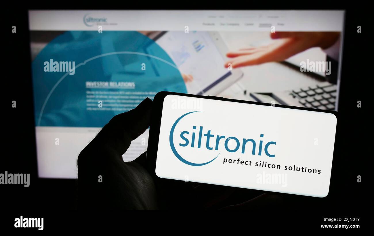 Stuttgart, 24.01.2023: Person, die ein Smartphone mit dem Logo des deutschen Elektronikunternehmens Siltronic AG auf dem Bildschirm vor der Website hält. Fokus Stockfoto