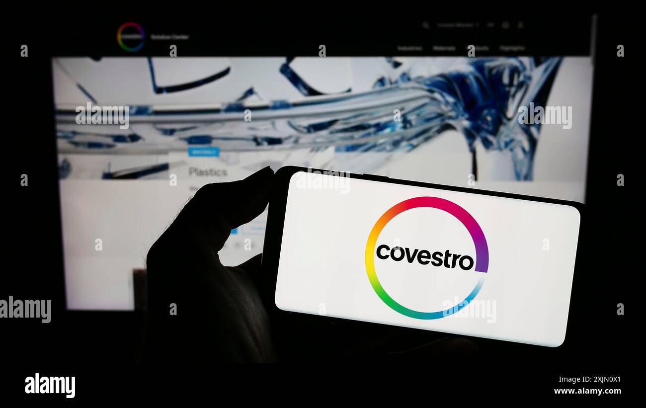 Stuttgart, 24.01.2023: Person, die ein Smartphone mit dem Logo des deutschen Chemieunternehmens Covestro AG auf dem Bildschirm vor der Website hält. Konzentrieren Sie sich auf Stockfoto