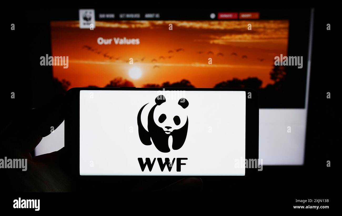Stuttgart, Deutschland, 26.01.2023: Person, die ein Smartphone mit dem Logo des World Wide Fund for Nature Inc. (WWF) auf dem Bildschirm vor der Website hält. Konzentrieren Sie sich auf Stockfoto