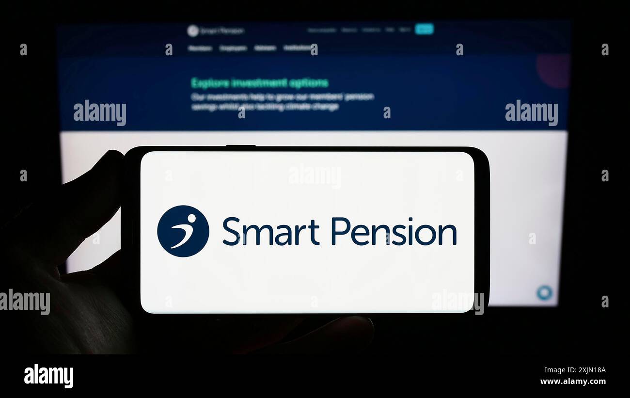 Stuttgart, Deutschland, 28.01.2023: Person, die ein Smartphone mit dem Logo des britischen Fintech-Unternehmens Smart Pension Limited auf dem Bildschirm vor der Website hält. Stockfoto Stuttgart, Deutschland, 28.01.2023: Person, die ein Smartphone mit dem Logo des britischen Fintech-Unternehmens Smart Pension Limited auf dem Bildschirm vor der Website hält. Stockfoto