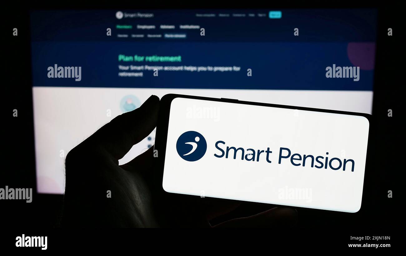 Stuttgart, Deutschland, 28.01.2023: Person, die ein Mobiltelefon mit dem Logo des britischen Fintech-Unternehmens Smart Pension Limited auf dem Bildschirm vor der Webseite hält. Stockfoto Stuttgart, Deutschland, 28.01.2023: Person, die ein Mobiltelefon mit dem Logo des britischen Fintech-Unternehmens Smart Pension Limited auf dem Bildschirm vor der Webseite hält. Stockfoto