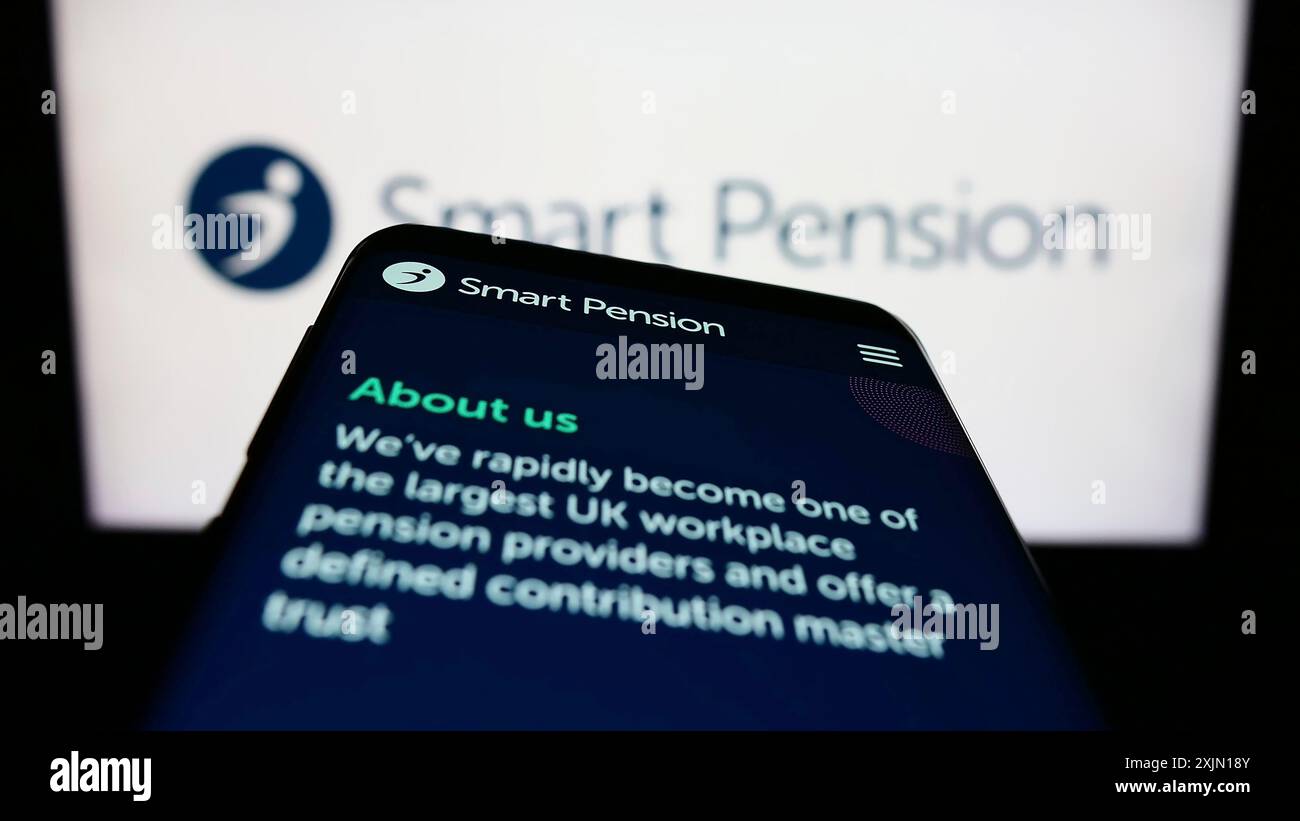Stuttgart, Deutschland, 28.01.2023: Smartphone mit Website des britischen Fintech-Unternehmens Smart Pension Limited auf dem Bildschirm vor dem Business-Logo. Fokus Stockfoto Stuttgart, Deutschland, 28.01.2023: Smartphone mit Website des britischen Fintech-Unternehmens Smart Pension Limited auf dem Bildschirm vor dem Business-Logo. Fokus Stockfoto