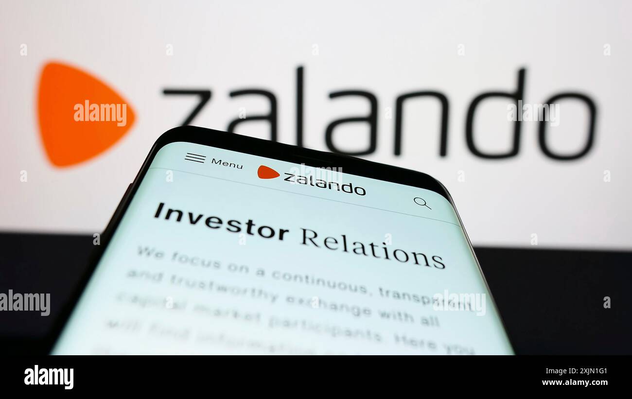 Stuttgart, Deutschland, 16.01.2023: Smartphone mit Webseite des deutschen E-Commerce-Unternehmens Zalando SE auf dem Bildschirm vor dem Business-Logo. Konzentrieren Sie sich auf Stockfoto