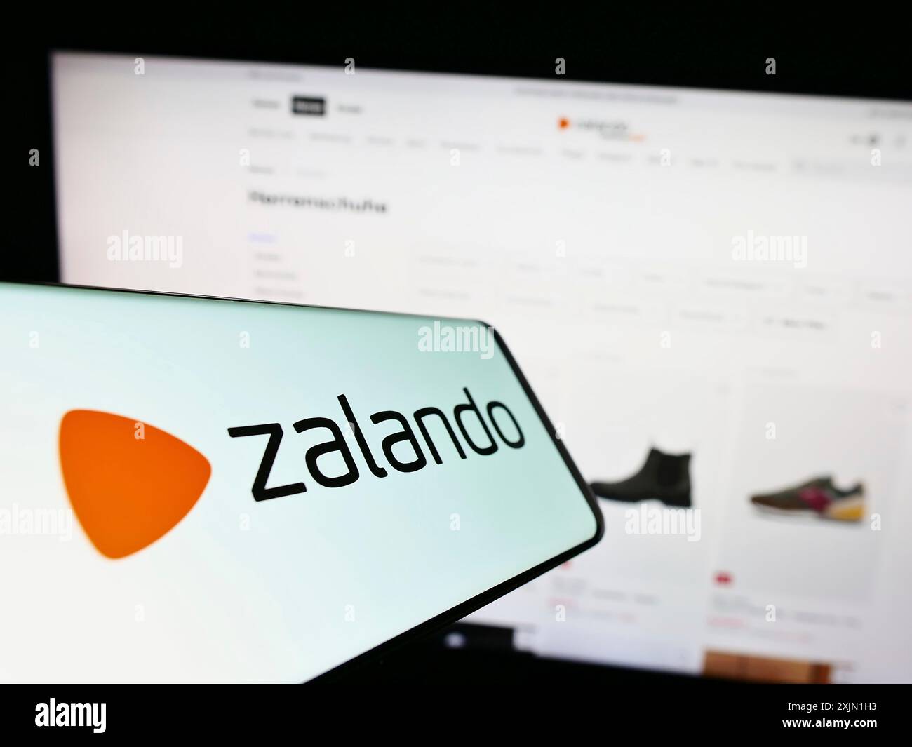 Stuttgart, 16. 01.2023: Handy mit Logo des deutschen E-Commerce-Unternehmens Zalando SE auf dem Bildschirm vor der Business-Website. Konzentrieren Sie sich auf die Mitte Stockfoto