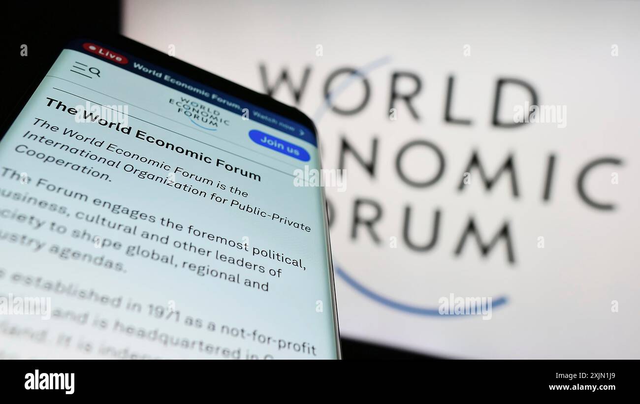 Stuttgart, Deutschland, 21.01.2023: Mobiltelefon mit Website des Weltwirtschaftsforums (WEF) auf dem Bildschirm vor dem Logo. Fokus oben links von Stockfoto Stuttgart, Deutschland, 21.01.2023: Mobiltelefon mit Website des Weltwirtschaftsforums (WEF) auf dem Bildschirm vor dem Logo. Fokus oben links von Stockfoto