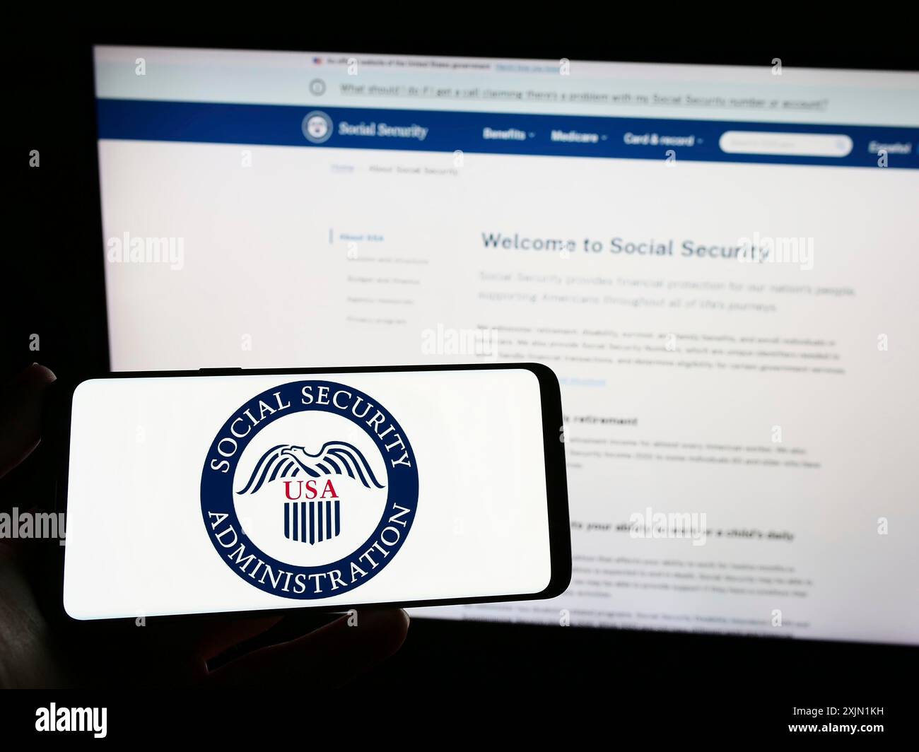 Stuttgart, Deutschland, 22.01.2023: Person, die ein Smartphone mit dem Siegel der US Social Security Administration (SSA) auf dem Bildschirm vor der Website hält. Fokus Stockfoto