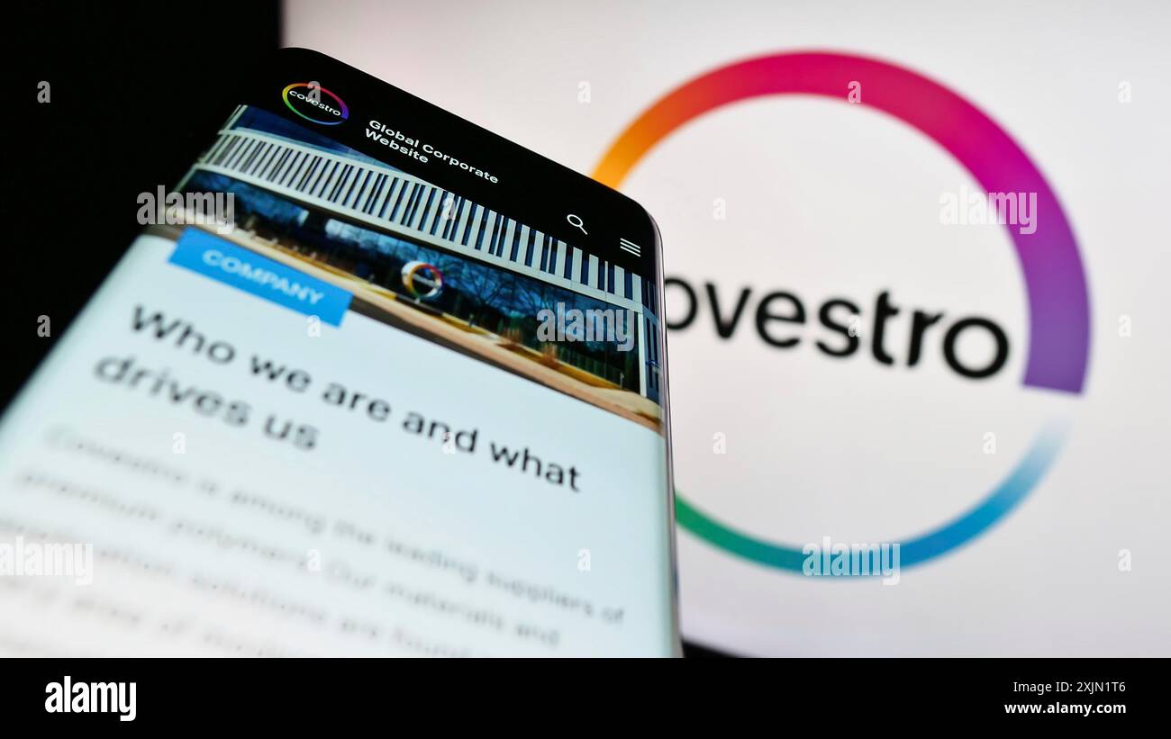 Stuttgart, 24.01.2023: Mobiltelefon mit Website des deutschen Chemieunternehmens Covestro AG auf dem Bildschirm vor dem Firmenlogo. Konzentrieren Sie sich auf Stockfoto