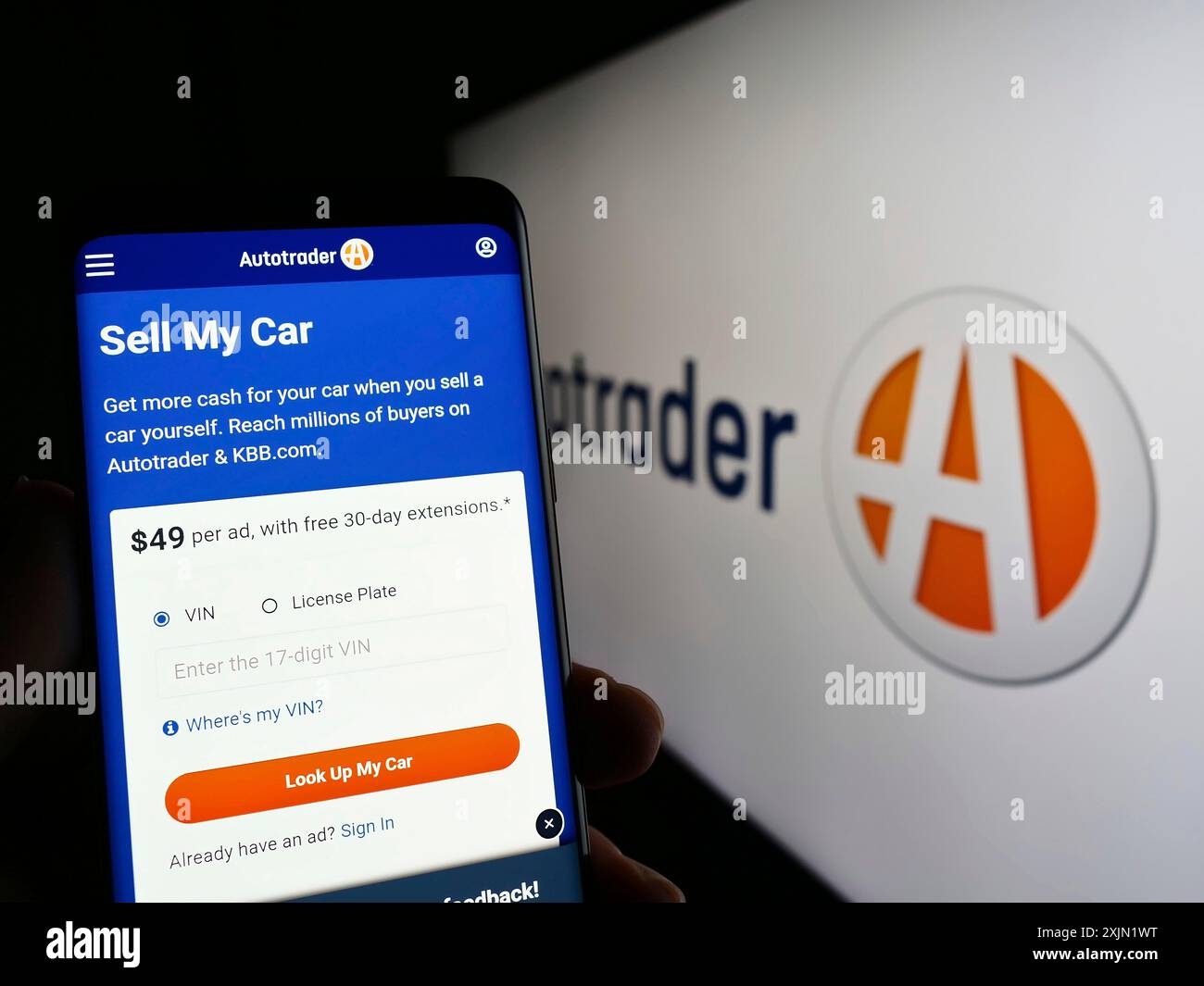 Stuttgart, Deutschland, 25.01.2023: Person, die ein Mobiltelefon hält, mit der Webseite des US-amerikanischen Autovermarktplatzes Autotrader.com Inc. Auf dem Bildschirm mit Logo. Konzentrieren Sie sich auf Stockfoto