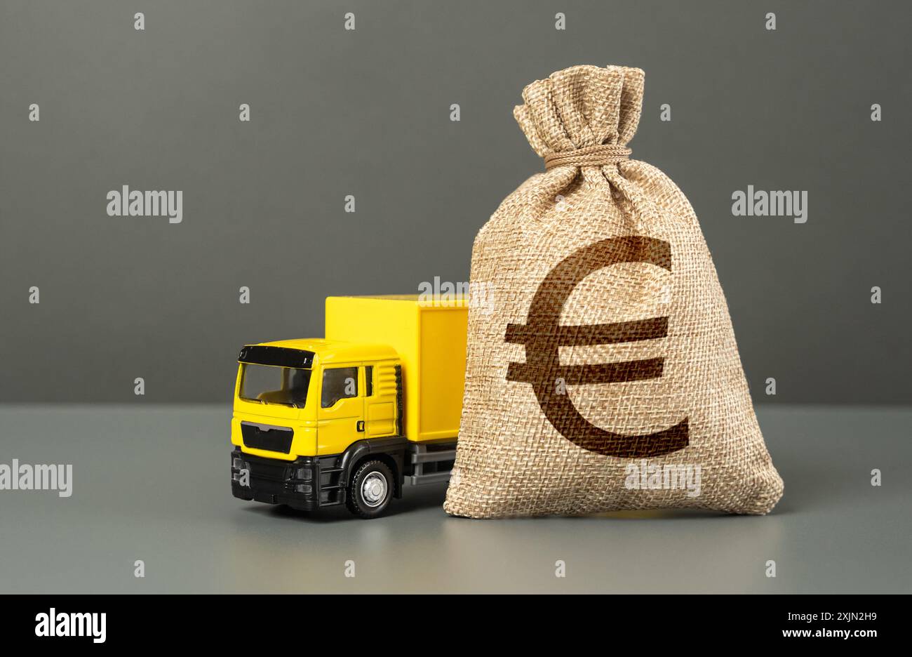 Lieferwagen und Euro-Geldbeutel. Wachstum des Güterverkehrs, der Einnahmen und der Gebühren. Wirtschaftliche Entwicklung. Höhere Preise. Stockfoto