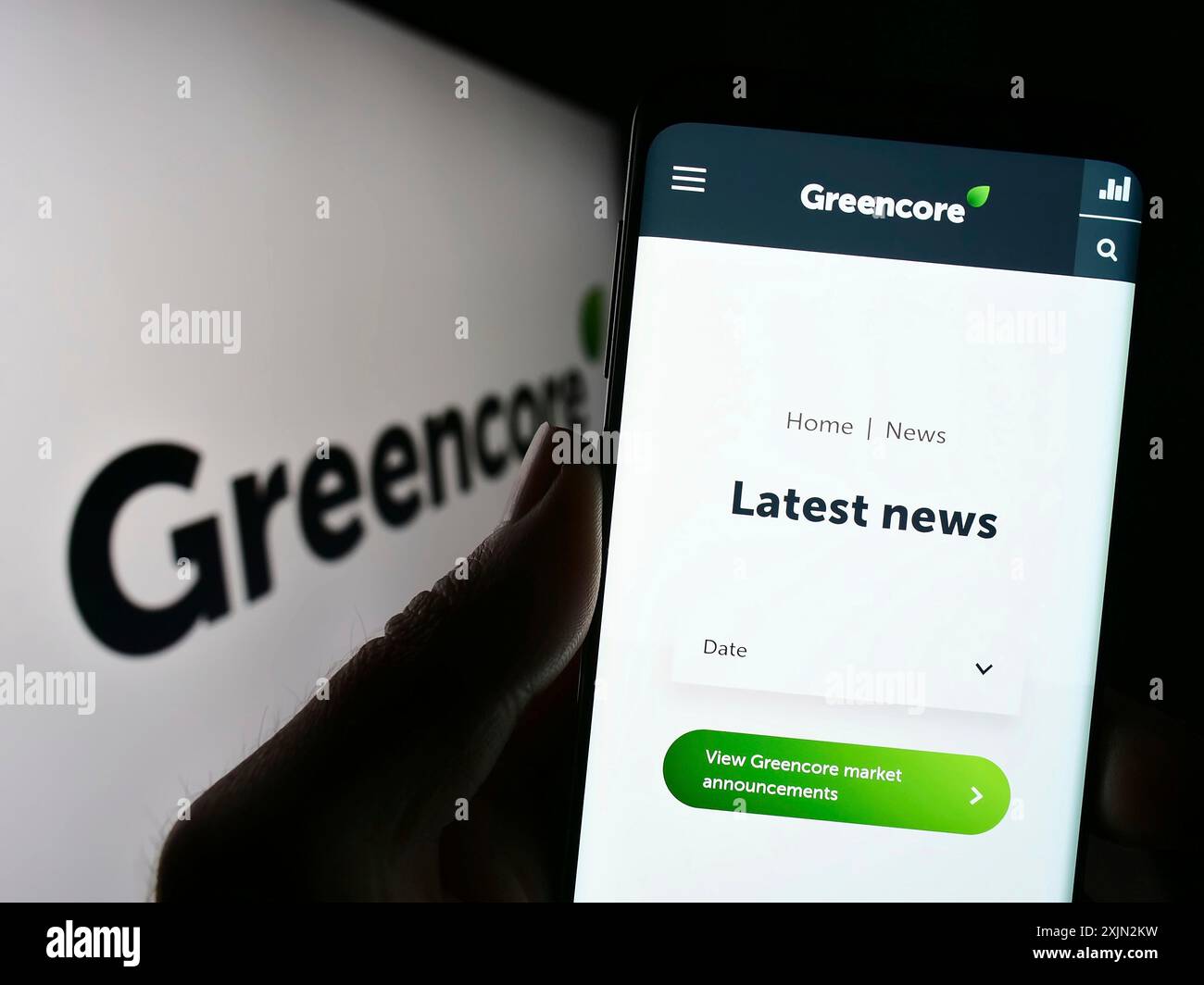 Stuttgart, Deutschland, 03.09.2023: Person, die ein Mobiltelefon hält, mit Webseite des irischen Lebensmittelunternehmens Greencore Group plc vor dem Logo auf dem Bildschirm. Konzentrieren Sie sich auf Stockfoto