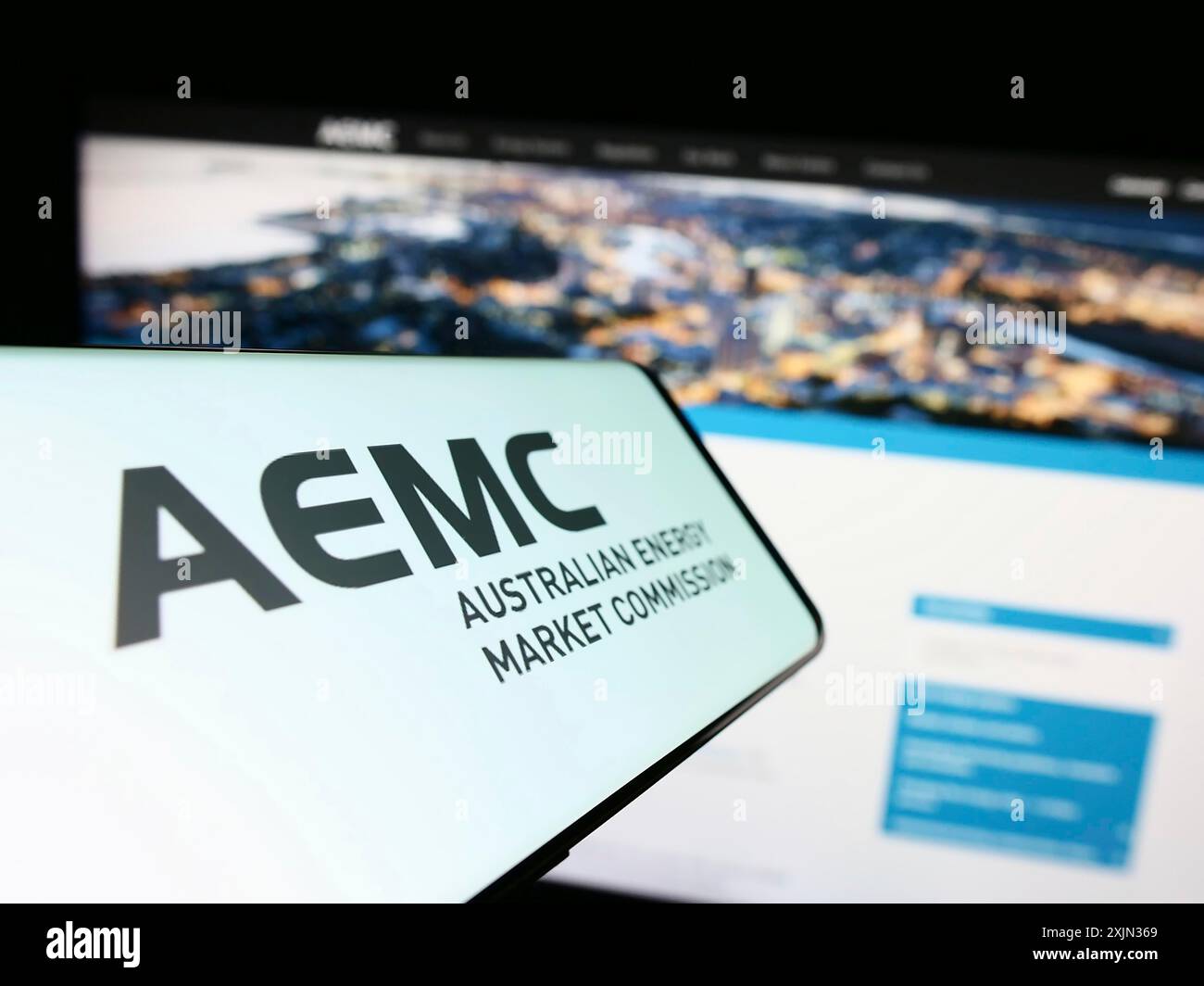 Stuttgart, Deutschland, 13.03.2023: Smartphone mit Logo der Australian Energy Market Commission (AEMC) auf dem Bildschirm vor der Website. Konzentrieren Sie sich auf die Mitte von Stockfoto