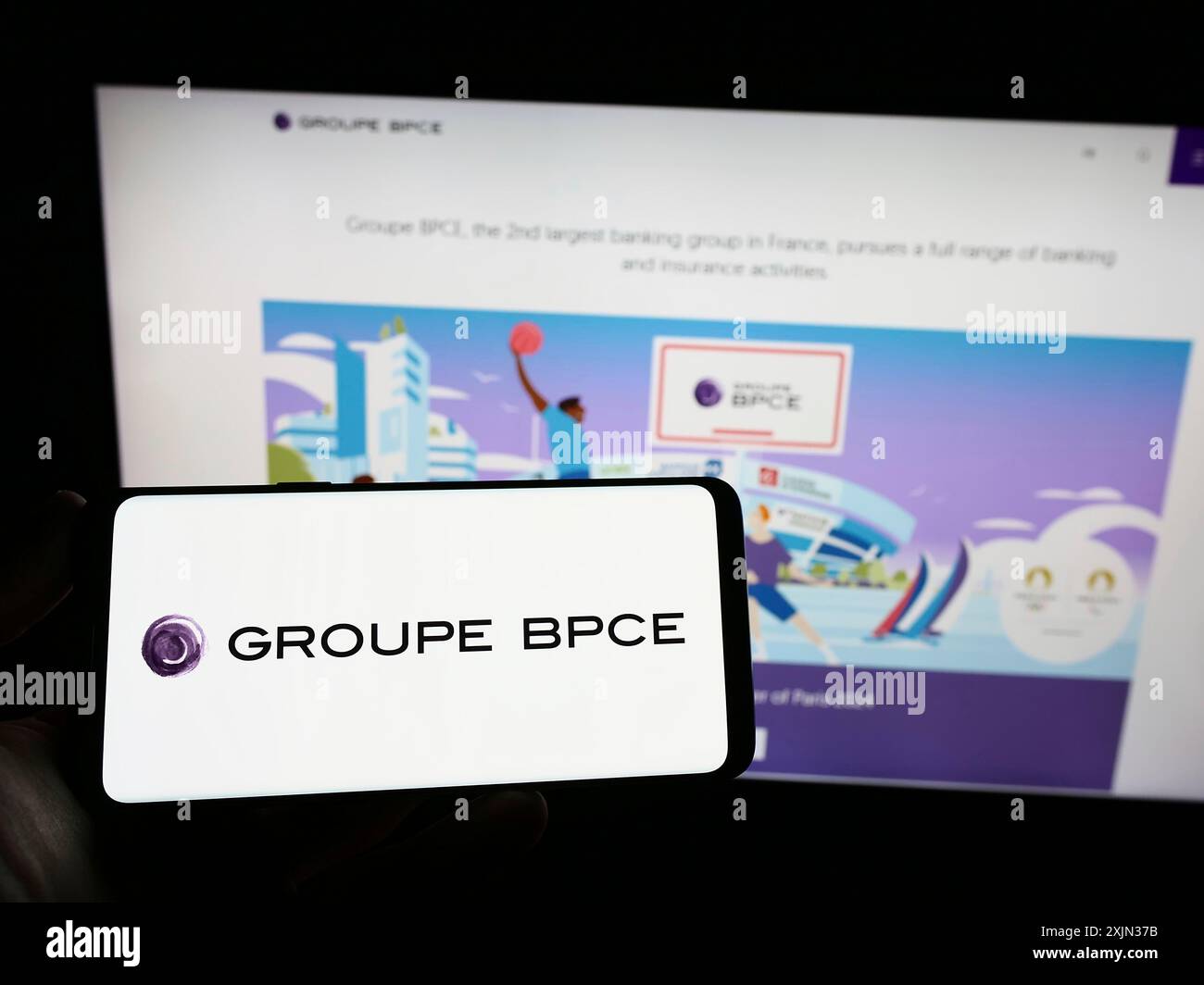 Stuttgart, Deutschland, 13.03.2023: Person, die ein Smartphone mit dem Logo der französischen Bankgesellschaft Groupe BPCE auf dem Bildschirm vor der Website hält. Konzentrieren Sie sich auf Stockfoto