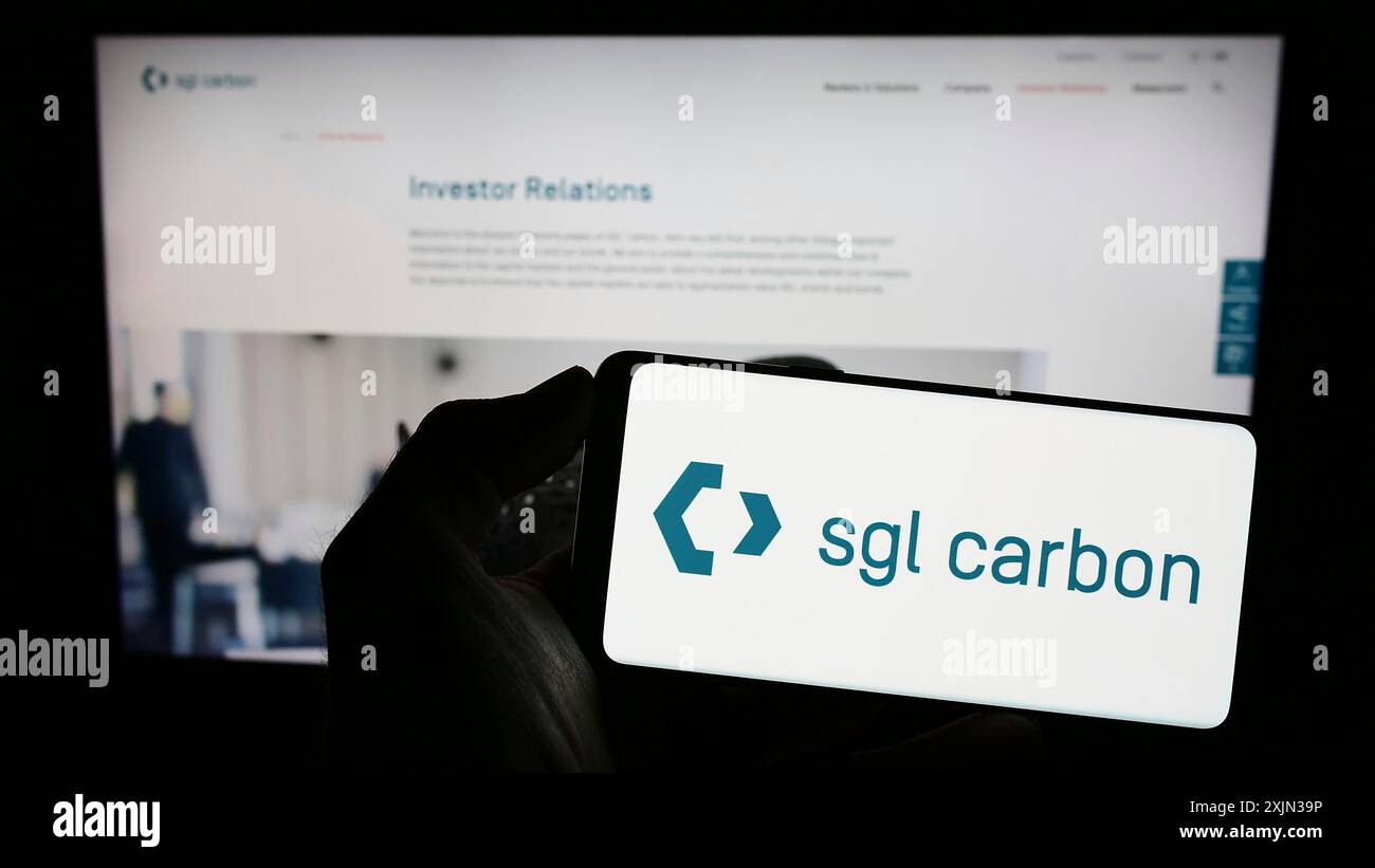 Stuttgart, Deutschland, 13.03.2023: Person mit Handy mit Logo des deutschen Chemieunternehmens SGL Carbon SE auf dem Bildschirm vor der Business-Website. Stockfoto