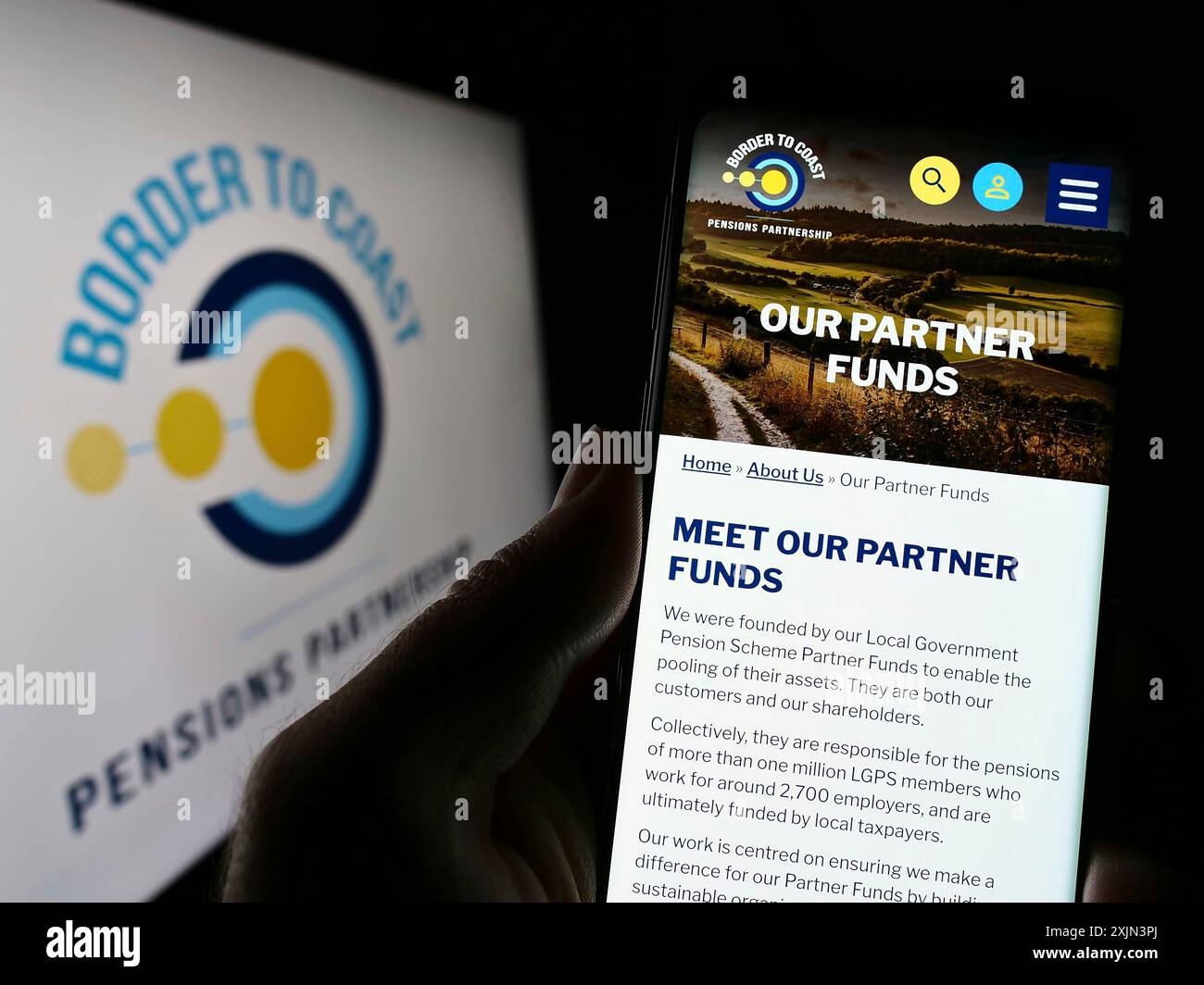 Stuttgart, Deutschland, 22.03.2023: Person, die ein Smartphone hält, mit Webseite der British Border to Coast Pensions Partnership auf dem Bildschirm mit Logo. Konzentrieren Sie sich auf Stockfoto