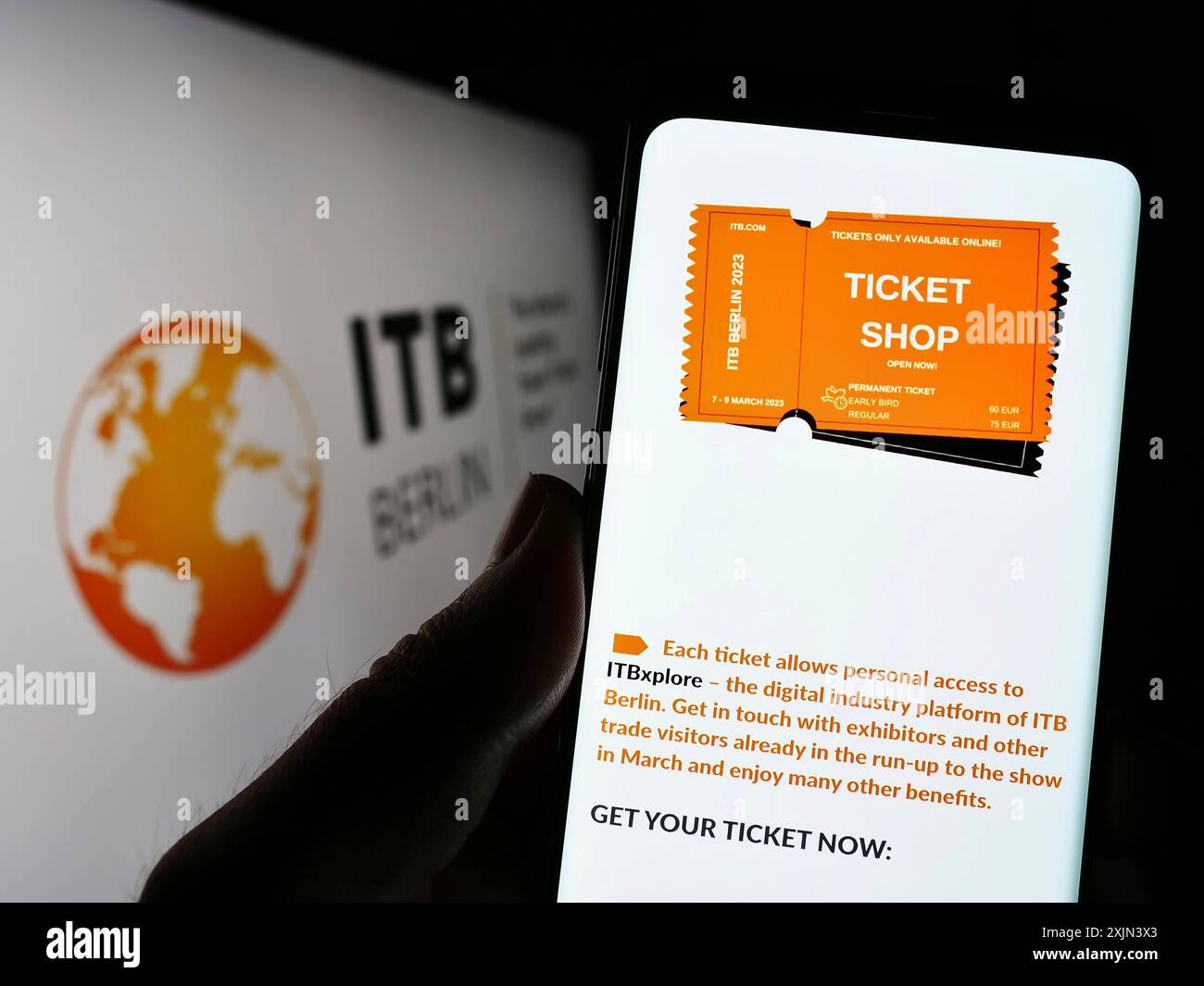 Stuttgart, 19.03.2023: Handybesitzer mit Internetseite der ITB Berlin auf dem Bildschirm vor dem Logo. Konzentrieren Sie sich auf Stockfoto