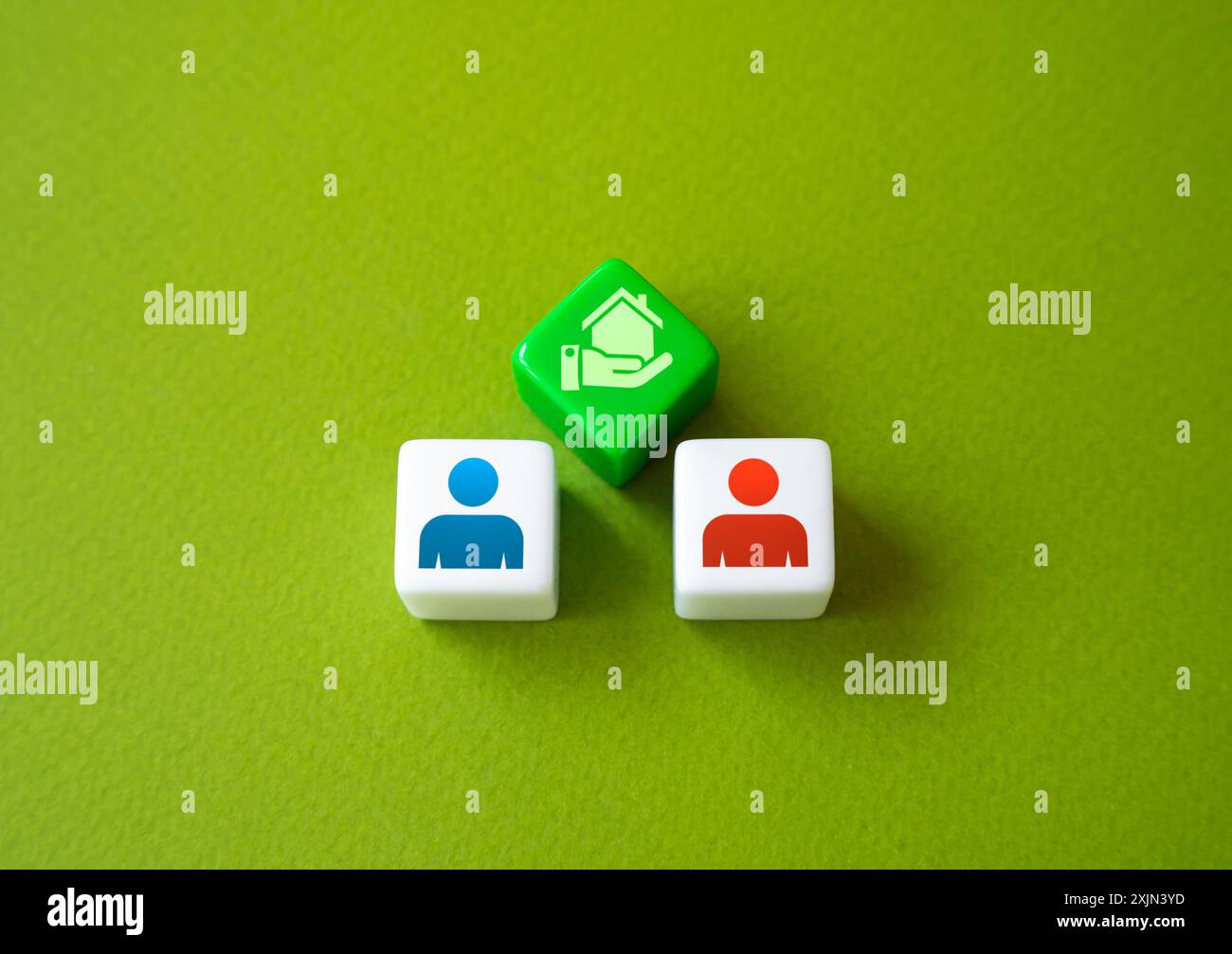 Ein Haus verkaufen. Eine Person überträgt Rechte an Immobilien auf eine andere. Schenkungsurkunde. Vererbung. Kaufen oder verkaufen Sie ein Haus. Immobilienbewertung. Stockfoto