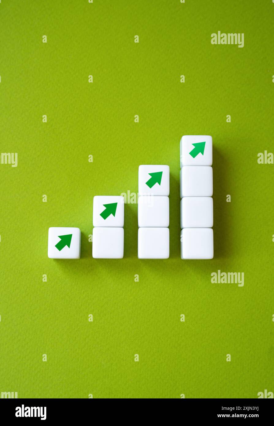 Wachsendes Diagramm aus Blöcken und Aufwärtspfeilen. Wachstumsschritte. Erweiterung und Wachstumskonzept. Karriere, Wirtschaft. Statistiken und Nachrichten. Fähigkeiten und Selbstbewusstsein Stockfoto