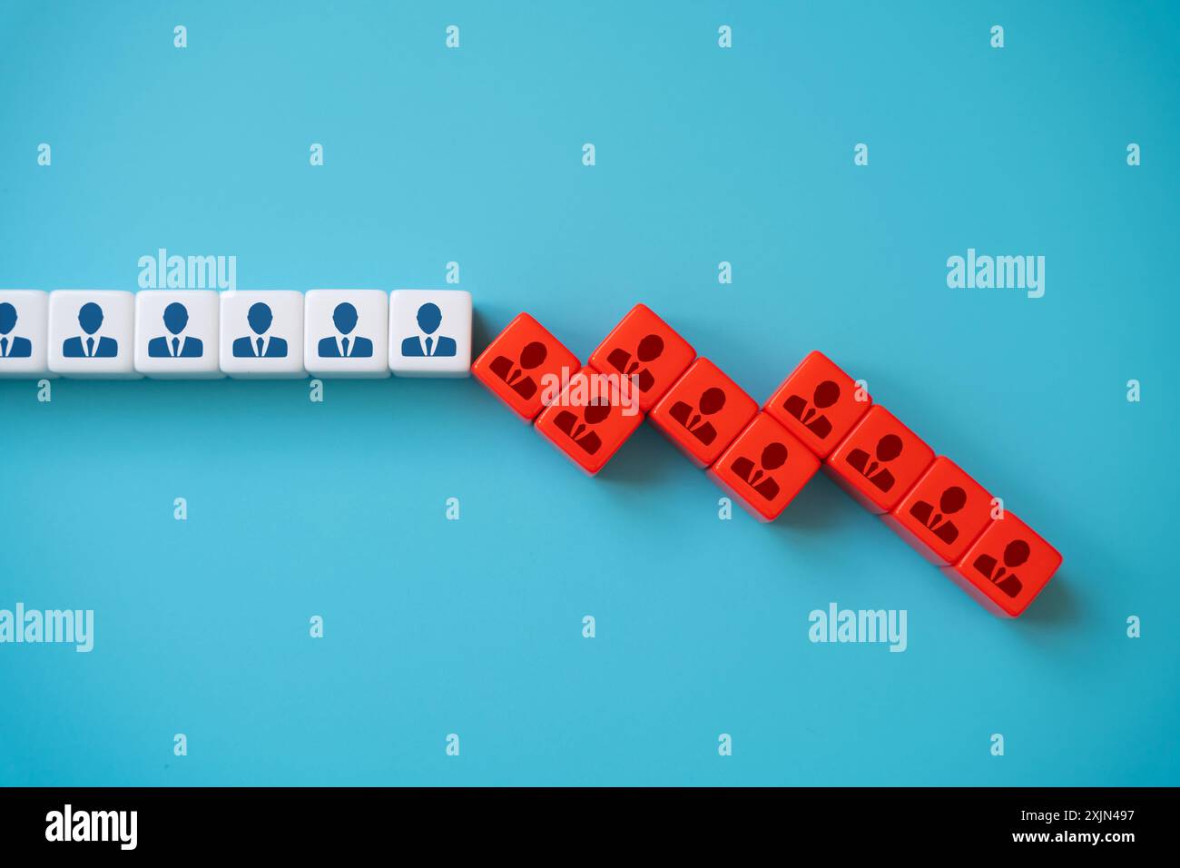 Finanzielle Probleme des Betriebs und der Entlassung von Arbeitnehmern. Wirtschaftskrise. Reduzierung der Arbeitskräfte. Geringe Arbeitseffizienz. Überangebot an spezialisierten sp Stockfoto
