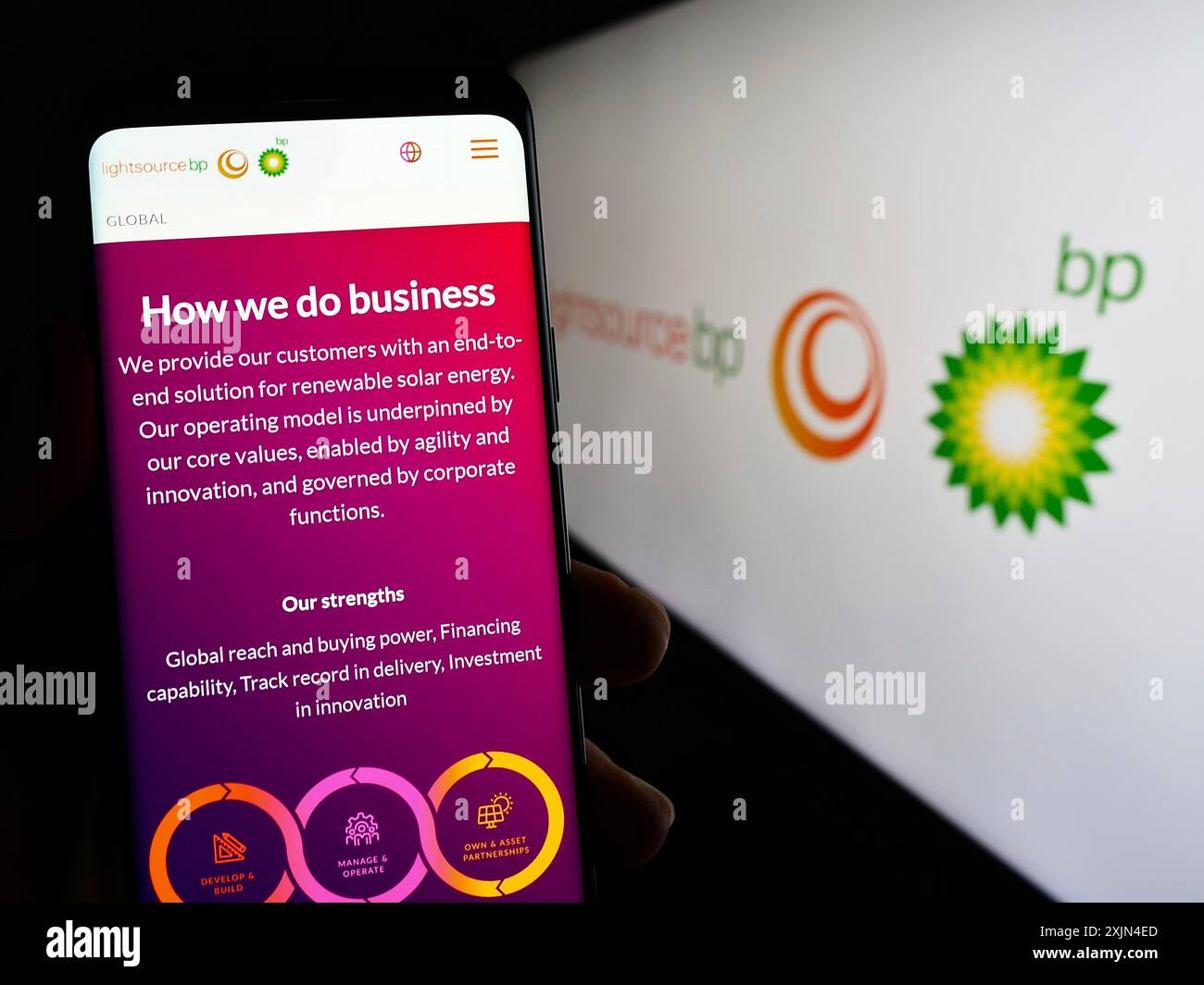 Stuttgart, Deutschland, 04.01.2023: Person, die ein Mobiltelefon hält, mit Webseite des britischen Erneuerbare-Energien-Unternehmens Lightsource BP auf dem Bildschirm mit Logo. Fokus Stockfoto