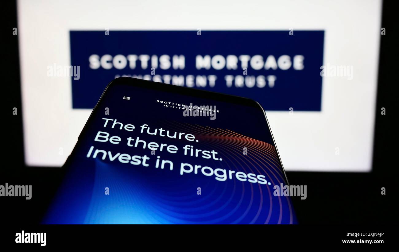 Stuttgart, Deutschland, 04.02.2023: Smartphone mit Website des Scottish Mortgage Investment Trust plc auf dem Bildschirm vor dem Firmenlogo. Konzentrieren Sie sich auf Stockfoto