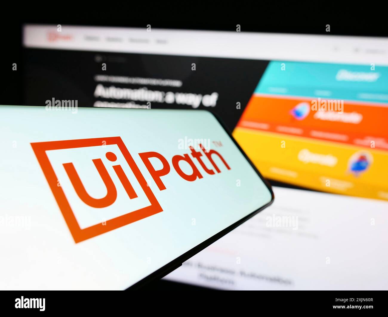 Stuttgart, Deutschland, 04.04.2023: Mobiltelefon mit Logo des Automatisierungssoftware-Unternehmens UiPath Inc. Auf dem Bildschirm vor der Business-Website. Konzentrieren Sie sich auf Stockfoto